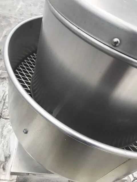 Rooftop grease containment system on commercial building